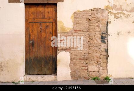 Alte verwitterte Holztür in einem alten Gebäude Stockfoto