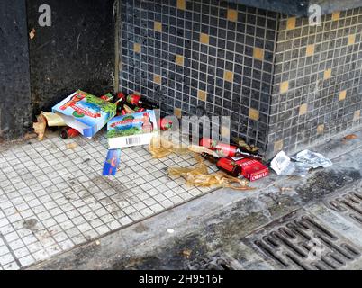 Symbol für Alkoholismus, leere kleine Alkoholflaschen Stockfoto