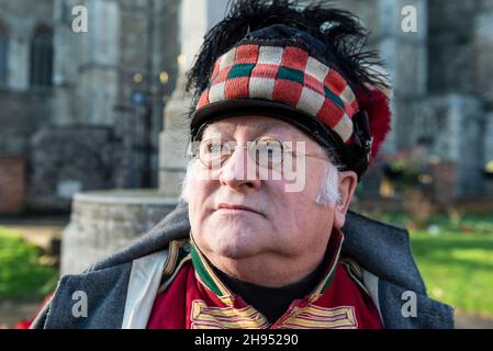 Rochester, Großbritannien. 4. Dezember 2021. Ein Teilnehmer am jährlichen Dickensian Christmas Festival in Rochester (im vergangenen Jahr wegen Covid-19 Bedenken abgesagt). Die Stadt Kent erhält eine viktorianische Umgestaltung, um das Leben des Schriftstellers Charles Dickens zu feiern (der einen Großteil seines Lebens in der Gegend verbrachte), mit viktorianischem Straßenunterhaltung, kostümierten Umzügen und einem Weihnachtsmarkt. Kredit: Stephen Chung / Alamy Live Nachrichten Stockfoto