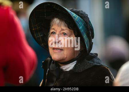 Rochester, Großbritannien. 4. Dezember 2021. Ein Teilnehmer am jährlichen Dickensian Christmas Festival in Rochester (im vergangenen Jahr wegen Covid-19 Bedenken abgesagt). Die Stadt Kent erhält eine viktorianische Umgestaltung, um das Leben des Schriftstellers Charles Dickens zu feiern (der einen Großteil seines Lebens in der Gegend verbrachte), mit viktorianischem Straßenunterhaltung, kostümierten Umzügen und einem Weihnachtsmarkt. Kredit: Stephen Chung / Alamy Live Nachrichten Stockfoto