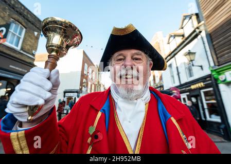 Rochester, Großbritannien. 4. Dezember 2021. Ein Teilnehmer als Stadtkriker beim jährlichen Dickensian Christmas Festival in Rochester (letztes Jahr wegen Covid-19-Bedenken abgesagt). Die Stadt Kent erhält eine viktorianische Umgestaltung, um das Leben des Schriftstellers Charles Dickens zu feiern (der einen Großteil seines Lebens in der Gegend verbrachte), mit viktorianischem Straßenunterhaltung, kostümierten Umzügen und einem Weihnachtsmarkt. Kredit: Stephen Chung / Alamy Live Nachrichten Stockfoto