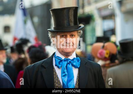 Rochester, Großbritannien. 4. Dezember 2021. Ein Teilnehmer am jährlichen Dickensian Christmas Festival in Rochester (im vergangenen Jahr wegen Covid-19 Bedenken abgesagt). Die Stadt Kent erhält eine viktorianische Umgestaltung, um das Leben des Schriftstellers Charles Dickens zu feiern (der einen Großteil seines Lebens in der Gegend verbrachte), mit viktorianischem Straßenunterhaltung, kostümierten Umzügen und einem Weihnachtsmarkt. Kredit: Stephen Chung / Alamy Live Nachrichten Stockfoto