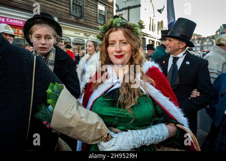 Rochester, Großbritannien. 4. Dezember 2021. Ein Teilnehmer am jährlichen Dickensian Christmas Festival in Rochester (im vergangenen Jahr wegen Covid-19 Bedenken abgesagt). Die Stadt Kent erhält eine viktorianische Umgestaltung, um das Leben des Schriftstellers Charles Dickens zu feiern (der einen Großteil seines Lebens in der Gegend verbrachte), mit viktorianischem Straßenunterhaltung, kostümierten Umzügen und einem Weihnachtsmarkt. Kredit: Stephen Chung / Alamy Live Nachrichten Stockfoto