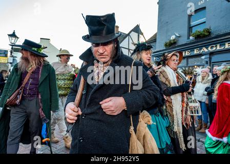 Rochester, Großbritannien. 4. Dezember 2021. Ein Teilnehmer, der als Bill Sykes gekleidet ist, nimmt am jährlichen Dickensian Christmas Festival in Rochester Teil (letztes Jahr wegen Covid-19-Bedenken abgesagt). Die Stadt Kent erhält eine viktorianische Umgestaltung, um das Leben des Schriftstellers Charles Dickens zu feiern (der einen Großteil seines Lebens in der Gegend verbrachte), mit viktorianischem Straßenunterhaltung, kostümierten Umzügen und einem Weihnachtsmarkt. Kredit: Stephen Chung / Alamy Live Nachrichten Stockfoto