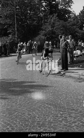 Warszawa, 1947-07-22. Wyœcig kolarski z okazji Œwiêta Odrodzenia. wb/gr PAP Warschau, 22. Juli 1947. Das Radrennen anlässlich des Nationalfeiertags. wb/gr PAP Stockfoto