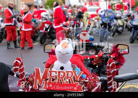 Bristol, Großbritannien. 4th Dez 2021. Santa's on a Bike ist eine alljährliche Wohltätigkeitsfahrt für Motorradfahrer. Von der Winterbourne Academy aus laufen sie durch Bristol zu ihrem Ziel Charlton Farm Children's Hospice. Jedes Fahrrad ist erlaubt, aber Kostüm ist ein muss. Kredit: JMF Nachrichten/Alamy Live Nachrichten Stockfoto