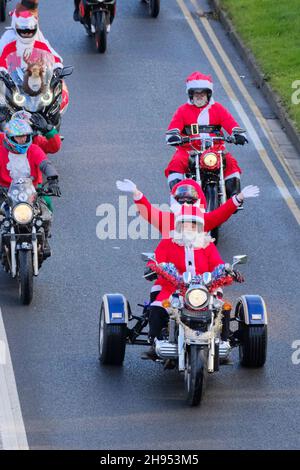 Bristol, Großbritannien. 4th Dez 2021. Santa's on a Bike ist eine alljährliche Wohltätigkeitsfahrt für Motorradfahrer. Von der Winterbourne Academy aus laufen sie durch Bristol zu ihrem Ziel Charlton Farm Children's Hospice. Jedes Fahrrad ist erlaubt, aber Kostüm ist ein muss. Kredit: JMF Nachrichten/Alamy Live Nachrichten Stockfoto