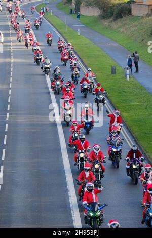 Bristol, Großbritannien. 4th Dez 2021. Santa's on a Bike ist eine alljährliche Wohltätigkeitsfahrt für Motorradfahrer. Von der Winterbourne Academy aus laufen sie durch Bristol zu ihrem Ziel Charlton Farm Children's Hospice. Jedes Fahrrad ist erlaubt, aber Kostüm ist ein muss. Kredit: JMF Nachrichten/Alamy Live Nachrichten Stockfoto