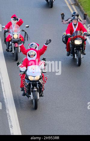 Bristol, Großbritannien. 4th Dez 2021. Santa's on a Bike ist eine alljährliche Wohltätigkeitsfahrt für Motorradfahrer. Von der Winterbourne Academy aus laufen sie durch Bristol zu ihrem Ziel Charlton Farm Children's Hospice. Jedes Fahrrad ist erlaubt, aber Kostüm ist ein muss. Kredit: JMF Nachrichten/Alamy Live Nachrichten Stockfoto