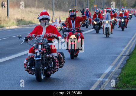 Bristol, Großbritannien. 4th Dez 2021. Santa's on a Bike ist eine alljährliche Wohltätigkeitsfahrt für Motorradfahrer. Von der Winterbourne Academy aus laufen sie durch Bristol zu ihrem Ziel Charlton Farm Children's Hospice. Jedes Fahrrad ist erlaubt, aber Kostüm ist ein muss. Kredit: JMF Nachrichten/Alamy Live Nachrichten Stockfoto