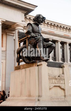 Statue von Velásquez im Prado Museum in Madrid, Spanien. Stockfoto