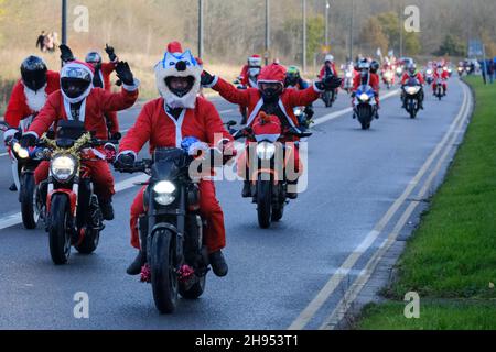 Bristol, Großbritannien. 4th Dez 2021. Santa's on a Bike ist eine alljährliche Wohltätigkeitsfahrt für Motorradfahrer. Von der Winterbourne Academy aus laufen sie durch Bristol zu ihrem Ziel Charlton Farm Children's Hospice. Jedes Fahrrad ist erlaubt, aber Kostüm ist ein muss. Kredit: JMF Nachrichten/Alamy Live Nachrichten Stockfoto