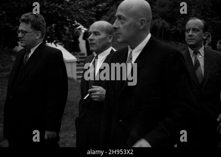 Warszawa, 1947-07-22. Przyjêcie z okazji Œwiêta Odrodzenia wydane przez Prezesa Rady Ministrów Józefa Cyrankiewicza w Pa³acu Namiestnikowskim. NZ. goœcie spaceruj¹cy po ogrodzie. OD lewej: ambasador Zwi¹zku Radzieckiego Wiktor Lebiediew, wicepremier W³adys³aw Gomu³ka, Józef Cyrankiewicz, Wiktor Grosz. wb/gr PAP Warschau, 22. Juli 1947. Der Premierminister Jozef Cyrankiewicz gibt anlässlich der Feierlichkeiten zum Nationalfeiertag im Namiestnikowski-Palast eine Party. Im Bild: Gäste gehen im Garten spazieren. Von links: Sowjetischer Botschafter Wiktor Lebiediew, stellvertretender Premierminister Wladyslaw Gomulka, J Stockfoto