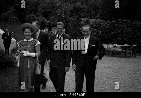 Warszawa, 1947-07-22. Przyjêcie z okazji Œwiêta Odrodzenia wydane przez Prezesa Rady Ministrów Józefa Cyrankiewicza w Pa³acu Namiestnikowskim. NZ. goœcie spaceruj¹cy po ogrodzie, m.in. Jerzy Bonawentura Toeplitz (2P), krytyk filmowy, sprawuj¹cy funkcje kierownicze w Przedsiêbiorstwie Pañstwowym Film Polski. wb/gr PAP Warschau, 22. Juli 1947. Der Premierminister Jozef Cyrankiewicz gibt anlässlich der Feierlichkeiten zum Nationalfeiertag im Namiestnikowski-Palast eine Party. Im Bild: Gäste gehen im Garten spazieren. Jerzy Bonawentura Toeplitz (zweiter von rechts), Filmkritiker und Manager im Film Stockfoto