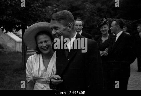 Warszawa, 1947-07-22. Przyjêcie z okazji Œwiêta Odrodzenia wydane przez Prezesa Rady Ministrów Józefa Cyrankiewicza w Pa³acu Namiestnikowskim. NZ. goœcie spaceruj¹cy po ogrodzie. wb/gr PAP Warschau, 22. Juli 1947. Der Premierminister Jozef Cyrankiewicz gibt anlässlich der Feierlichkeiten zum Nationalfeiertag im Namiestnikowski-Palast eine Party. Im Bild: Gäste gehen im Garten. wb/gr PAP Stockfoto