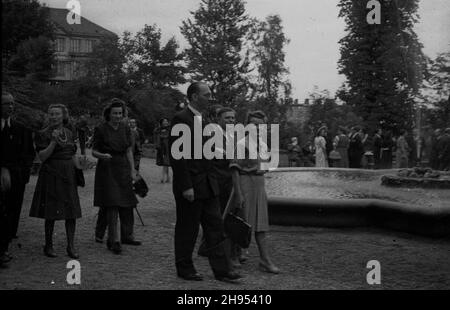 Warszawa, 1947-07-22. Przyjêcie z okazji Œwiêta Odrodzenia wydane przez Prezesa Rady Ministrów Józefa Cyrankiewicza w Pa³acu Namiestnikowskim. NZ. goœcie spaceruj¹cy po ogrodzie. wb/gr PAP Warschau, 22. Juli 1947. Der Premierminister Jozef Cyrankiewicz gibt anlässlich der Feierlichkeiten zum Nationalfeiertag im Namiestnikowski-Palast eine Party. Im Bild: Gäste gehen im Garten. wb/gr PAP Stockfoto