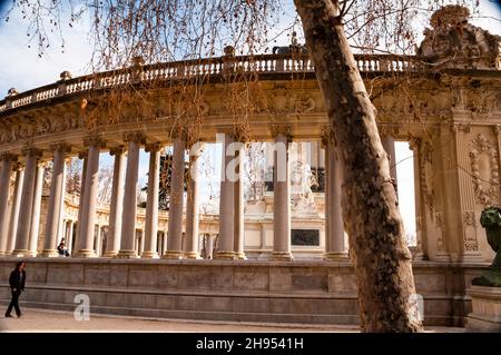 Kolonnadendenkmal für König Alfonso XII. Im El Retiro Park in Madrid, Spanien. Stockfoto