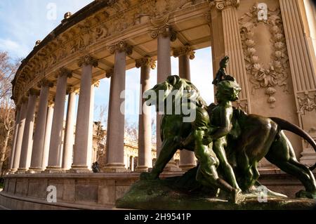 Kolonnadendenkmal für König Alfonso XII. Im El Retiro Park in Madrid, Spanien. Stockfoto