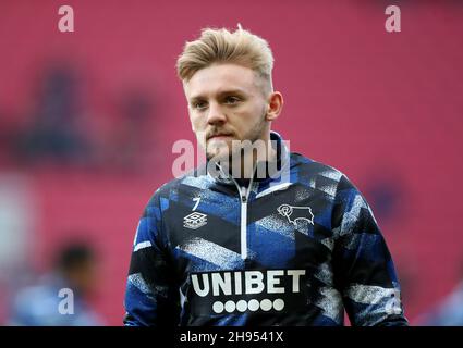 Kamil Jozwiak von Derby County erwärmt sich vor dem Sky Bet Championship-Spiel am Ashton Gate, Bristol. Bilddatum: Samstag, 4. Dezember 2021. Stockfoto