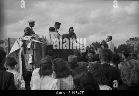 Warszawa, 1947-07-22. Zabawa ludowa z okazji Œwiêta Odrodzenia w parku Dreszera na Mokotowie. wb/gr PAP Warszawa, 1947-07-22. Warschau, 22. Juli 1947. Festival anlässlich des Nationalfeiertags im Dreszera Park auf Mokotow. wb/gr PAP Stockfoto