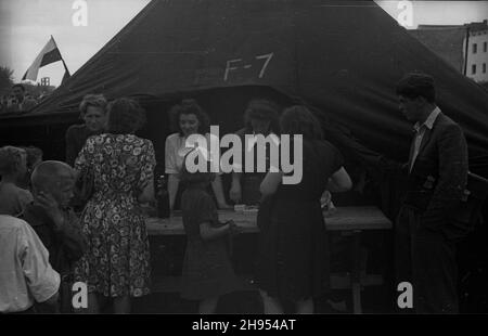 Warszawa, 1947-07-22. Zabawa ludowa z okazji Œwiêta Odrodzenia w parku Dreszera na Mokotowie. NZ. punkt sprzeda¿y napojów. wb/gr PAP Warschau, 22. Juli 1947. Festival anlässlich des Nationalfeiertags im Dreszera Park auf Mokotow. Bild: Ein Stand mit Getränken. wb/gr PAP Stockfoto