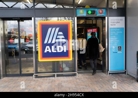 Orpington, London, UK 04. Dezember 2021: Aldi eröffnete am 2nd. Dezember seinen neuesten Laden im Springvale Retail Park in Orpington, dem ersten Aldi, der in und um Orpington eröffnet wurde. Quelle: Xiu Bao/Alamy Live News Stockfoto