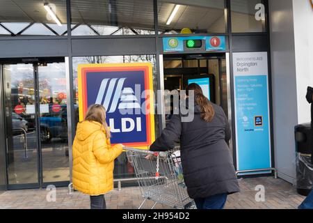 Orpington, London, UK 04. Dezember 2021: Aldi eröffnete am 2nd. Dezember seinen neuesten Laden im Springvale Retail Park in Orpington, dem ersten Aldi, der in und um Orpington eröffnet wurde. Quelle: Xiu Bao/Alamy Live News Stockfoto