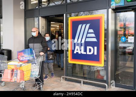 Orpington, London, UK 04. Dezember 2021: Aldi eröffnete am 2nd. Dezember seinen neuesten Laden im Springvale Retail Park in Orpington, dem ersten Aldi, der in und um Orpington eröffnet wurde. Quelle: Xiu Bao/Alamy Live News Stockfoto