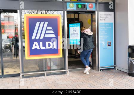 Orpington, London, UK 04. Dezember 2021: Aldi eröffnete am 2nd. Dezember seinen neuesten Laden im Springvale Retail Park in Orpington, dem ersten Aldi, der in und um Orpington eröffnet wurde. Quelle: Xiu Bao/Alamy Live News Stockfoto