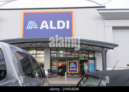 Orpington, London, UK 04. Dezember 2021: Aldi eröffnete am 2nd. Dezember seinen neuesten Laden im Springvale Retail Park in Orpington, dem ersten Aldi, der in und um Orpington eröffnet wurde. Quelle: Xiu Bao/Alamy Live News Stockfoto