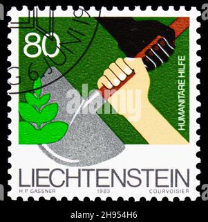 MOSKAU, RUSSLAND - 24. OKTOBER 2021: Briefmarke gedruckt in Liechtenstein zeigt humanitäre Hilfe, Jahrestage und Events Serie, um 1983 Stockfoto