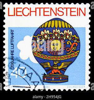 MOSKAU, RUSSLAND - 24. OKTOBER 2021: Briefmarke gedruckt in Liechtenstein zeigt Airtravel, Jahrestage und Events Serie, um 1983 Stockfoto