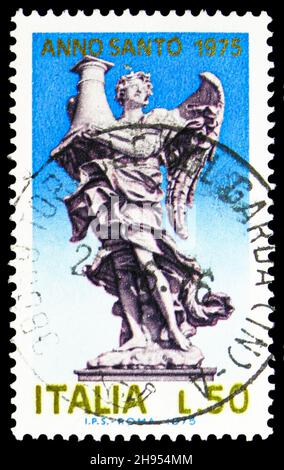 MOSKAU, RUSSLAND - 24. OKTOBER 2021: Die in Italien gedruckte Briefmarke zeigt 'Angel Holding column' von Bernini - Heilige Jahr, Serie, um 1975 Stockfoto