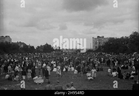 Warszawa, 1947-07-22. Zabawa ludowa z okazji Œwiêta Odrodzenia w parku Dreszera na Mokotowie. wb/gr PAP Warszawa, 1947-07-22. Warschau, 22. Juli 1947. Festival anlässlich des Nationalfeiertags im Dreszera Park auf Mokotow. wb/gr PAP Stockfoto