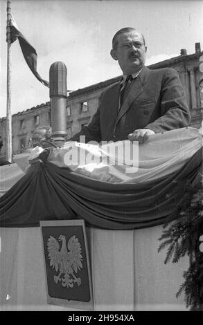 Warszawa, 1947-07-22. 22 lipca - Œwiêto Odrodzenia Polski. Na placu Zwyciêstwa odby³o siê uroczyste oddanie do U¿ytku pierwszych 30 traktorów z fabriyki w Ursusie. NZ. minister przemys³u i handlu Hilary Minc. bk/pp PAP Warschau, 22. Juli 1947. Das polnische Wiedergutmachungsjubiläum wurde auf dem Zwyciestwa-Platz gefeiert. Ursus Factory präsentiert seine erste Produktion von 30 gebrauchsfertigen Traktoren. Im Bild: Industrie- und Handelsministerin Hilary Minc. bk/pp PAP Stockfoto