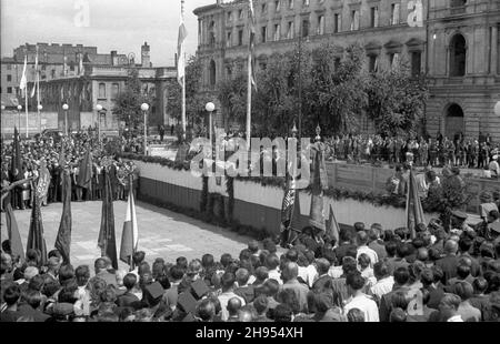 Warszawa, 1947-07-22. 22 lipca - Œwiêto Odrodzenia Polski. Na placu Zwyciêstwa odby³o siê uroczyste oddanie do U¿ytku pierwszych 30 traktorów z fabriyki w Ursusie. NZ. na trybunie przedstawiciele w³adz pañstwowych, m.in. minister przemys³u i handlu Hilary Minc (przy mikrofonie) przemawia do licznie zebranych mieszkañców miasta. W otel Europejski. bk/pp PAP Warschau, 22. Juli 1947. Das polnische Wiedergutmachungsjubiläum wurde auf dem Zwyciestwa-Platz gefeiert. Ursus Factory präsentiert seine erste Produktion von 30 gebrauchsfertigen Traktoren. Im Bild: Auf der Tribüne Vertreter des Staatsautors Stockfoto