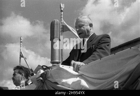 Warszawa, 1947-07-22. 22 lipca - Œwiêto Odrodzenia Polski. Na placu Zwyciêstwa odby³o siê uroczyste oddanie do U¿ytku pierwszych 30 traktorów z Ursusa.nz. od lewej: Prezydent Warszawy Stanis³aw To³wiñski i Minister rolnictwa i Reform rolnych Jan D¹b-Kocio³. bk/pp PAP Warschau, 22. Juli 1947. Das polnische Wiedergutmachungsjubiläum wurde auf dem Zwyciestwa-Platz gefeiert. Ursus Factory präsentiert seine erste Produktion von 30 gebrauchsfertigen Traktoren. Im Bild: Warschaus Präsident Stanislaw Tolwinski und der Minister für Landwirtschaft und ländliche Entwicklung Jan DAB-Kociol. bk/pp PAP Stockfoto