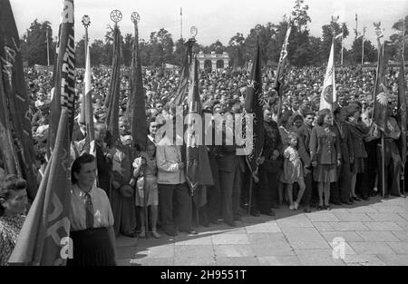 Warszawa, 1947-07-22. 22 lipca - Œwiêto Odrodzenia Polski. Na placu Zwyciêstwa odby³o siê uroczyste przekazanie do U¿ytku pierwszych 30 traktorów wyprodukowanych przez fabrykê w Ursisie. NZ. Poczty sztandarowe i t³umy mieszkañców. W er Grób Nieznanego ¯o³nierza. bk/pp PAP Warschau, 22. Juli 1947. Das polnische Wiedergutmachungsjubiläum wurde auf dem Zwyciestwa-Platz gefeiert. Ursus Factory präsentiert seine erste Produktion von 30 gebrauchsfertigen Traktoren. Im Bild: Farbwächter und Bewohner von Warschau. Im Hintergrund das Grab des unbekannten Soldaten. bk/pp PAP Stockfoto