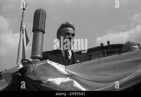 Warszawa, 1947-07-22. 22 lipca - Œwiêto Odrodzenia Polski. Na placu Zwyciêstwa odby³o siê uroczyste oddanie do U¿ytku pierwszych 30 traktorów z Ursusa. NZ. Prezydent Warszawy Stanis³aw To³wiñski. bk/pp PAP Warschau, 22. Juli 1947. Das polnische Wiedergutmachungsjubiläum wurde auf dem Zwyciestwa-Platz gefeiert. Ursus Factory präsentiert seine erste Produktion von 30 gebrauchsfertigen Traktoren. Im Bild: Warschaus Präsident Stanislaw Tolwinski. bk/pp PAP Stockfoto