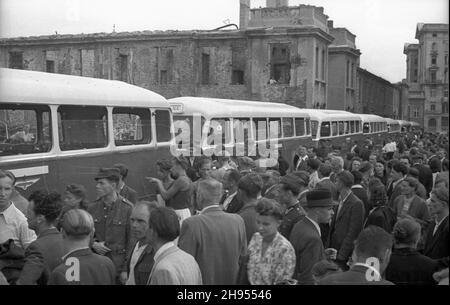 Warszawa, 1947-07-22. 22 lipca - Œwiêto Odrodzenia Polski. Na placu Zwyciêstwa odby³a siê uroczysta prezentacja i w³¹czenie do ruchu nowych, francuskich autobusów marki Chausson. Bêd¹ one jeŸdziæ na tzw. Linii okólnej. NZ. t³umy mieszkañców stolicy z zainteresowaniem przyjê³y nowy œrodek transportu. bk/pp PAP Warschau, 22. Juli 1947. Das polnische Wiedergutmachungsjubiläum wurde auf dem Zwyciestwa-Platz gefeiert. Eine Demonstration und der erste Einsatz neuer französischer Chausson-Busse auf der Kreislinie. Im Bild: Einwohner von Warschau egzaminieren neue Transportmittel. bk/pp PAP Stockfoto