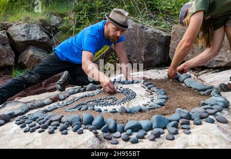 Die Landkünstler Mark Haden Ford und Jon Foreman kreieren Steinkunstskulpturen, European Stone Stacking Championship, Dunbar, East Lothian, Schottland, Großbritannien Stockfoto