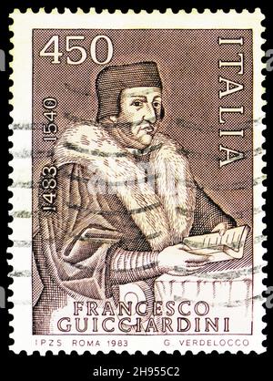MOSKAU, RUSSLAND - 24. OKTOBER 2021: Die in Italien gedruckte Briefmarke zeigt Francesco Guicciardini, um 1983 Stockfoto