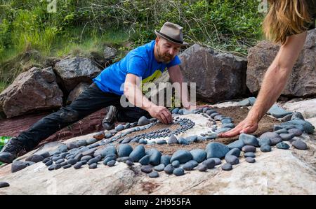 Die Landkünstler Mark Haden Ford und Jon Foreman kreieren Steinkunstskulpturen, European Stone Stacking Championship, Dunbar, East Lothian, Schottland, Großbritannien Stockfoto