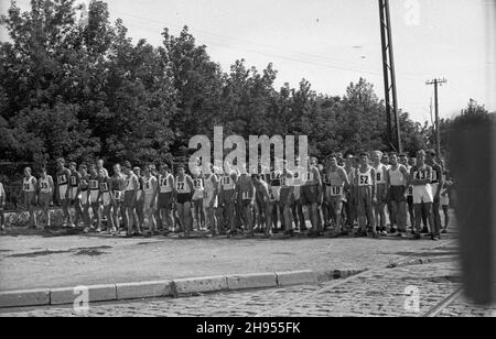 Warszawa, 1947-07-22. 22 lipca - Œwiêto Odrodzenia Polski. NZ. Zawodnicy na Rondzie Waszyngtona przed startem do biegu uœwietniaj¹cego nowe œwiêto. bk/pp PAP Warschau, 22. Juli 1947. Jahrestag Der Rückgabe Polens. Im Bild: Läufer am Waszyngtona-Kreisverkehr vor Beginn eines Straßenrennens. bk/pp PAP Stockfoto