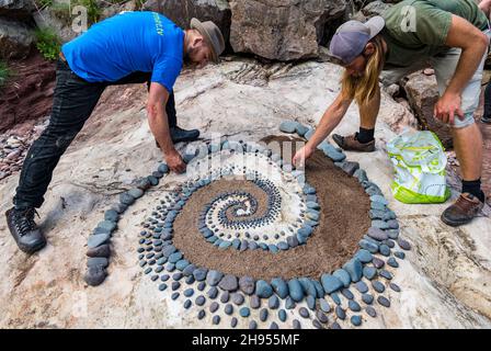 Die Landkünstler Mark Haden Ford und Jon Foreman kreieren Steinkunstskulpturen, European Stone Stacking Championship, Dunbar, East Lothian, Schottland, Großbritannien Stockfoto