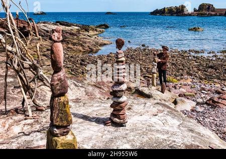 James Craig Page, Stone Stacker und Organisator der European Stone Stacking Championship, kreiert Steinskulpturen, Dunbar, East Lothian, Schottland, Großbritannien Stockfoto