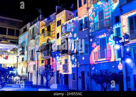 Gaeta, Latium, Italien, Dezember 2019: Die sehr schönen Weihnachtslichter in Gaeta, Märchen vom Licht 2019. Stockfoto