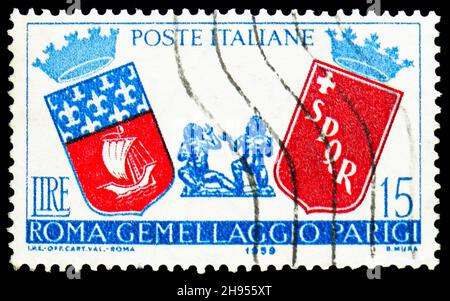 MOSKAU, RUSSLAND - 24. OKTOBER 2021: Die in Italien gedruckte Briefmarke zeigt Wappen Roms und Pariser Zwillinge und den Wolf, 3rd. Jahrestag des twi Stockfoto