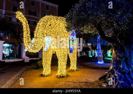 Weihnachtslichter in Gaeta, Märchen vom Licht 2019, Gaeta, Latium, Italien. Darstellung eines Elefanten. Stockfoto