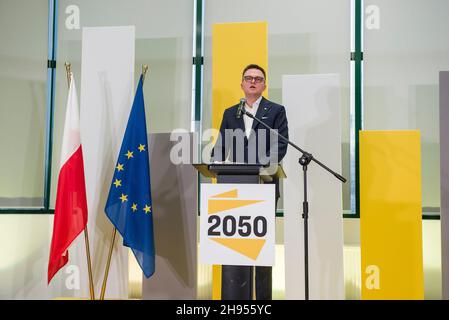 Warschau, Polen. 04th Dez 2021. Szymon Holownia, Vorsitzender der Polnischen Partei 2050, spricht während des Forums mit dem Titel "Plan for the Economy".In Warschau Fand Ein Forum der Bewegung und der politischen Partei Polen 2050 (Polska 2050, mit dem Titel "Plan for the Economy" (Plan dla Gospodarki) statt. Szymon Holownia, Präsident der Polnischen Republik 2050, stellte den Plan der Partei vor, die polnische Wirtschaft wieder aufzubauen. Kredit: SOPA Images Limited/Alamy Live Nachrichten Stockfoto